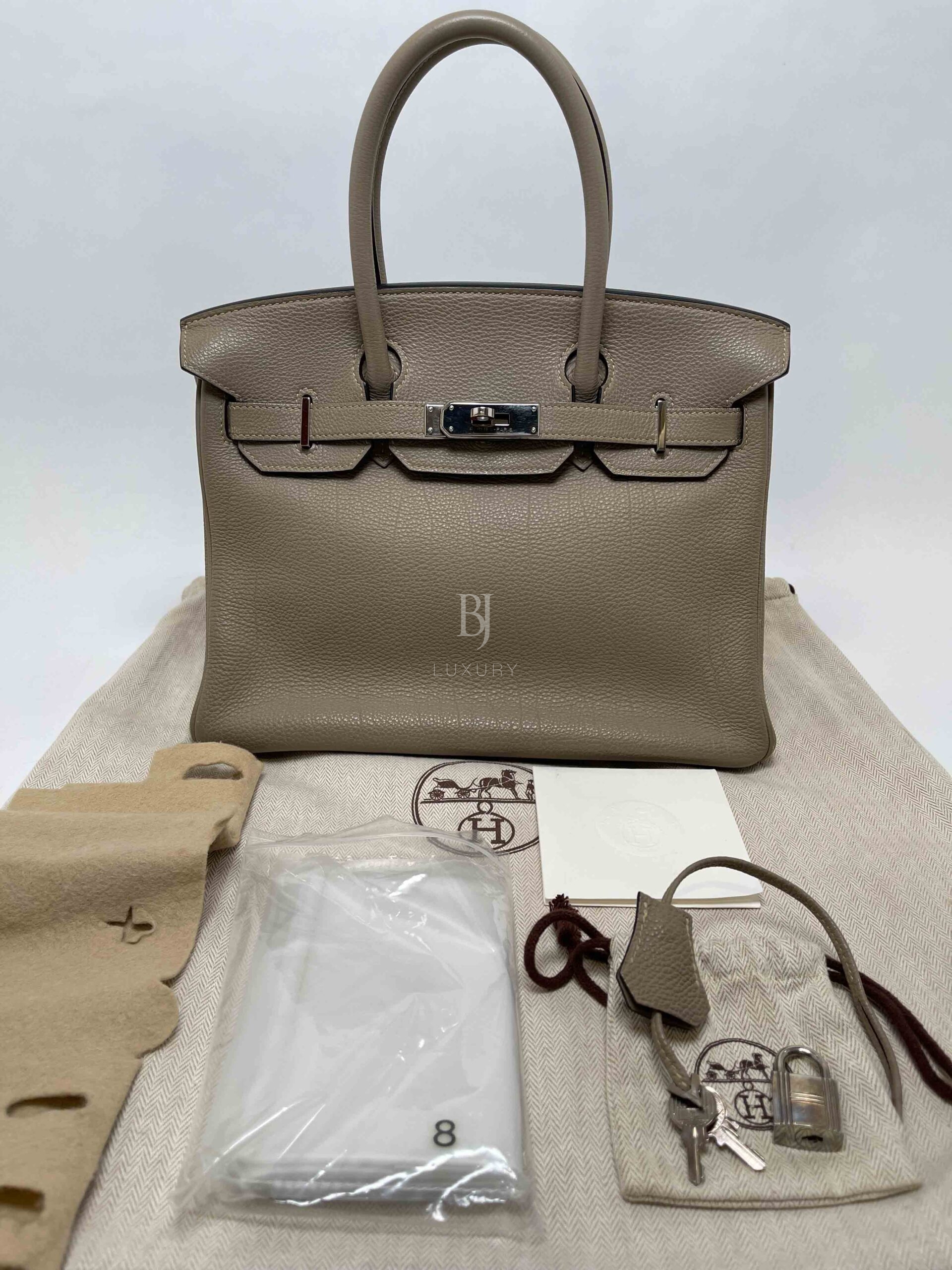 The perfect bag for this fall! 👜 Our Birkin 30 in Gris