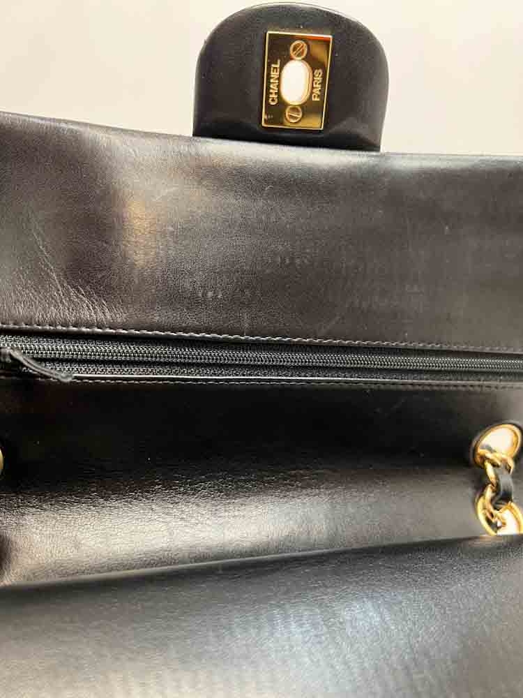 CHANEL-CLASSICHANDBAG-MEDIUM-BLACK-LAMBSKIN-IMG_1416.jpg