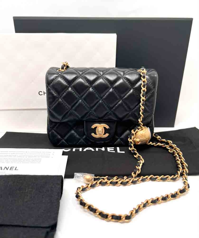 CHANEL-FLAPBAG-MINI-BLACK-LAMBSKIN-IMG_9425.jpg