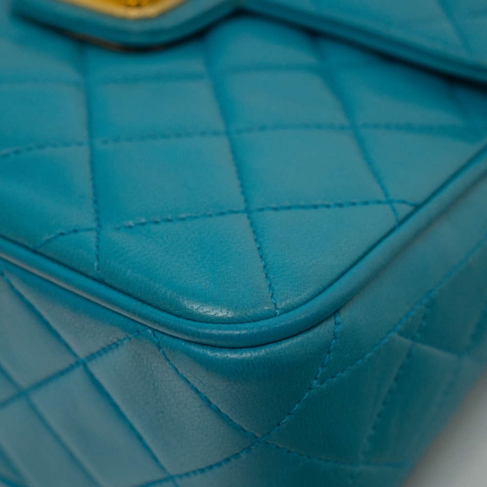 CHANEL-FLAPBAG-SMALL-BLUE-LAMBSKIN-7456 corner2.jpg