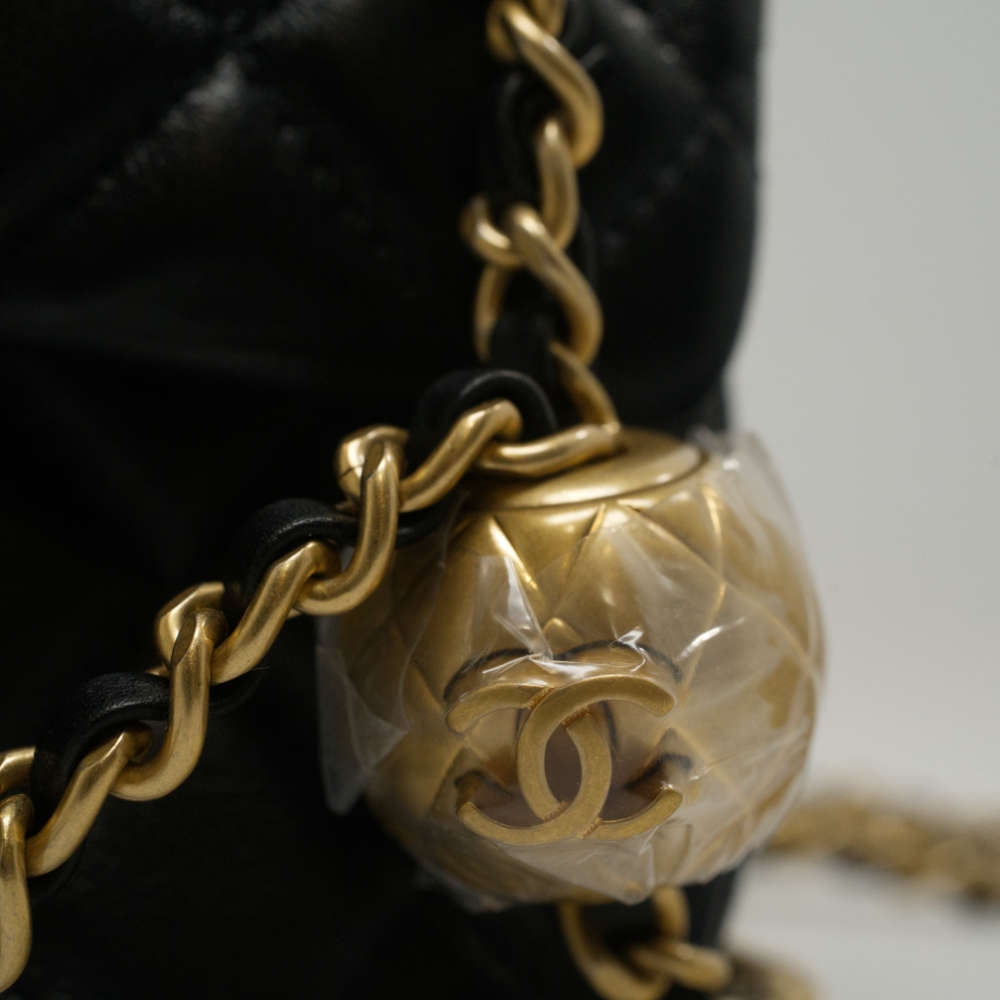 CHANEL-FLAPBAGPEARLCRUSH-MINI-BLACK-LAMBSKIN-7459 hw4.jpg