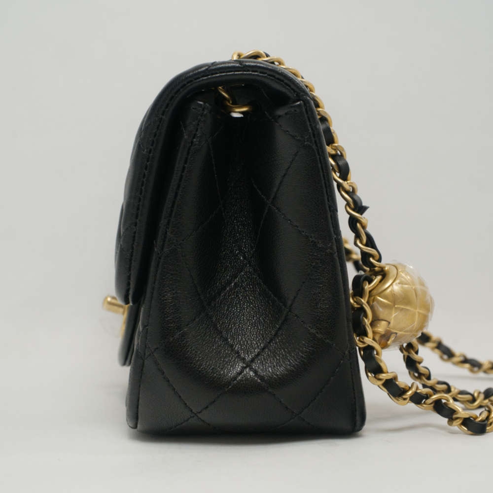 CHANEL-FLAPBAGPEARLCRUSH-MINI-BLACK-LAMBSKIN-7459 side.jpg