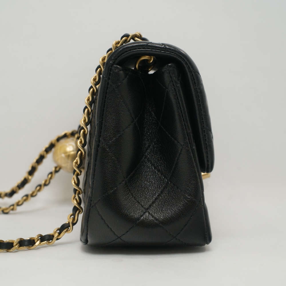 CHANEL-FLAPBAGPEARLCRUSH-MINI-BLACK-LAMBSKIN-7459 side2.jpg
