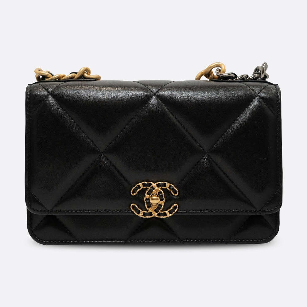 CHANEL-CHANEL19WOC-BLACK-SHINYCALFSKIN-7706 front.jpg