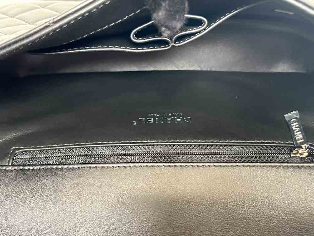 CHANEL-FLAPBAG-MEDIUM-SOBLACK-LAMBSKIN-IMG_1382_jpg.jpg