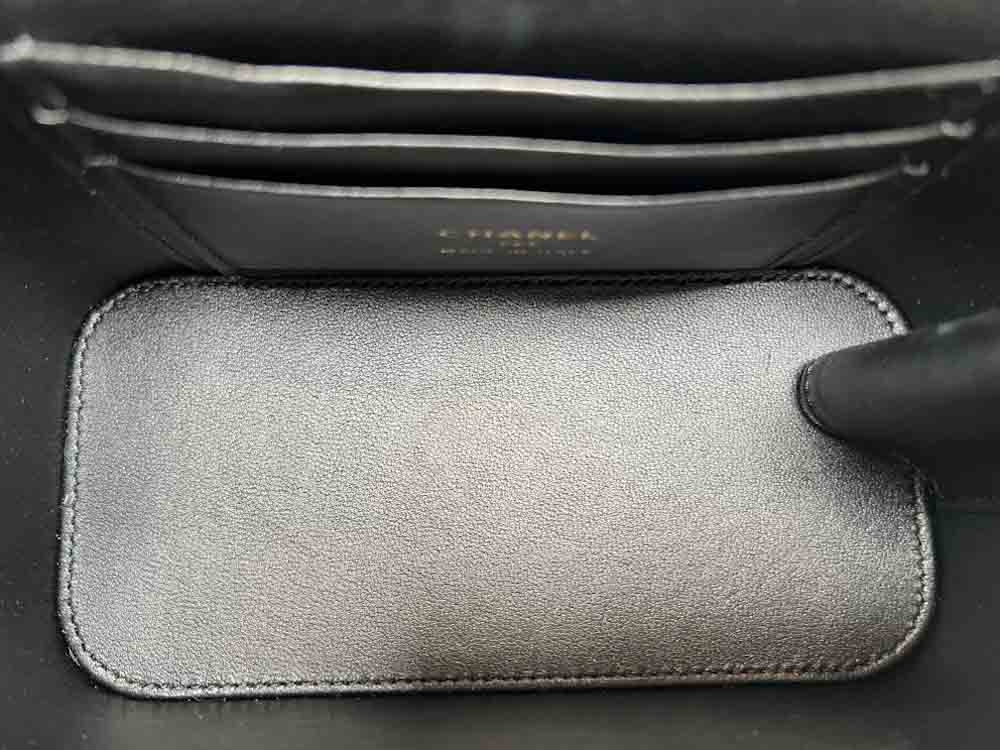 CHANEL-VANITY-MINI-BLACK-LAMBSKIN-IMG_5631.jpg