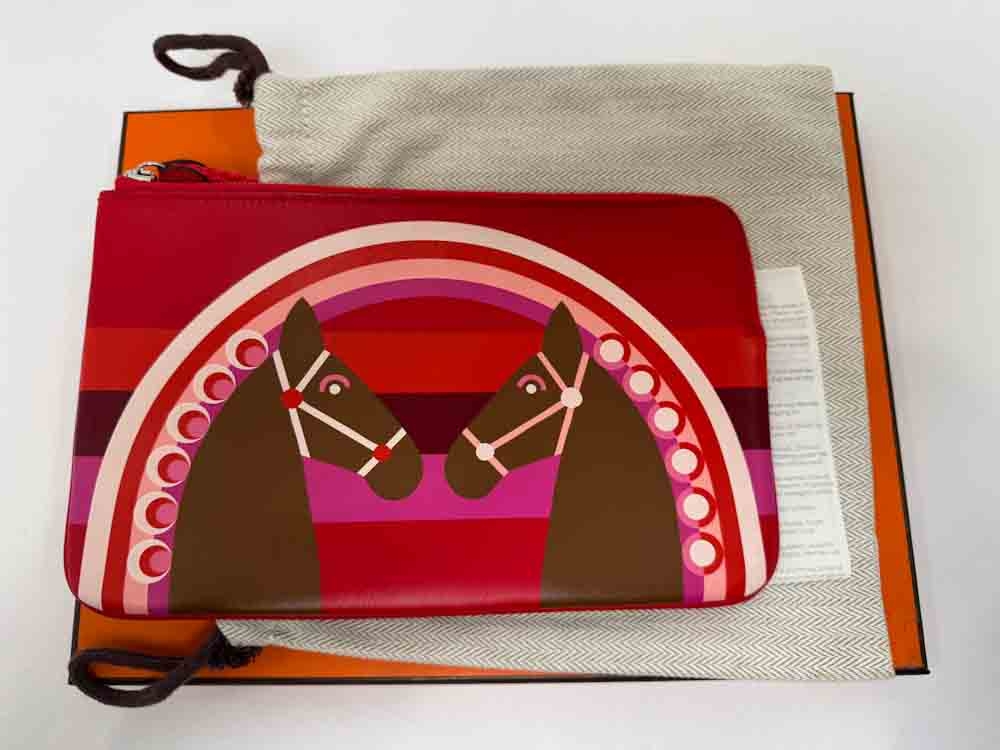 HERMES-CARREPOCKETPOUCH-ROUGEDECOEUR-SWIFT-Photo 30-11-25, 6 03 19 PM.jpg