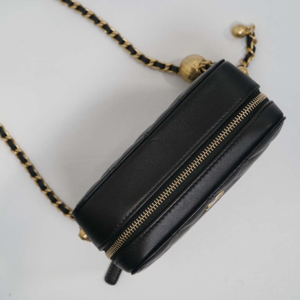 CHANEL-CAMERACASEPEARLCRUSH-MINI-BLACK-LAMBSKIN-7827 topdown.jpg