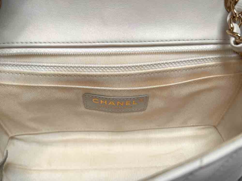CHANEL-FLAPBAG-SMALL-WHITE-CALF-IMG_8666.jpg