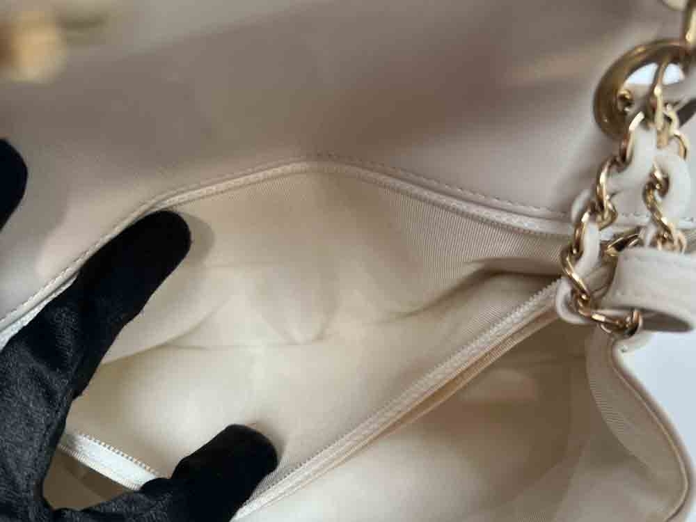 CHANEL-FLAPBAG-SMALL-WHITE-CALF-IMG_8669.jpg