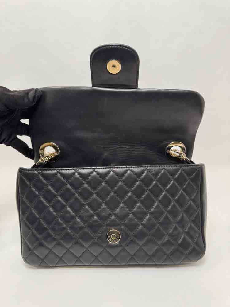 CHANEL-FLAPBAG-MEDIUM-BLACK-LAMBSKIN-IMG_2749.jpg
