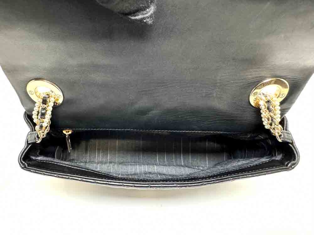 CHANEL-FLAPBAG-MEDIUM-BLACK-LAMBSKIN-IMG_2755.jpg