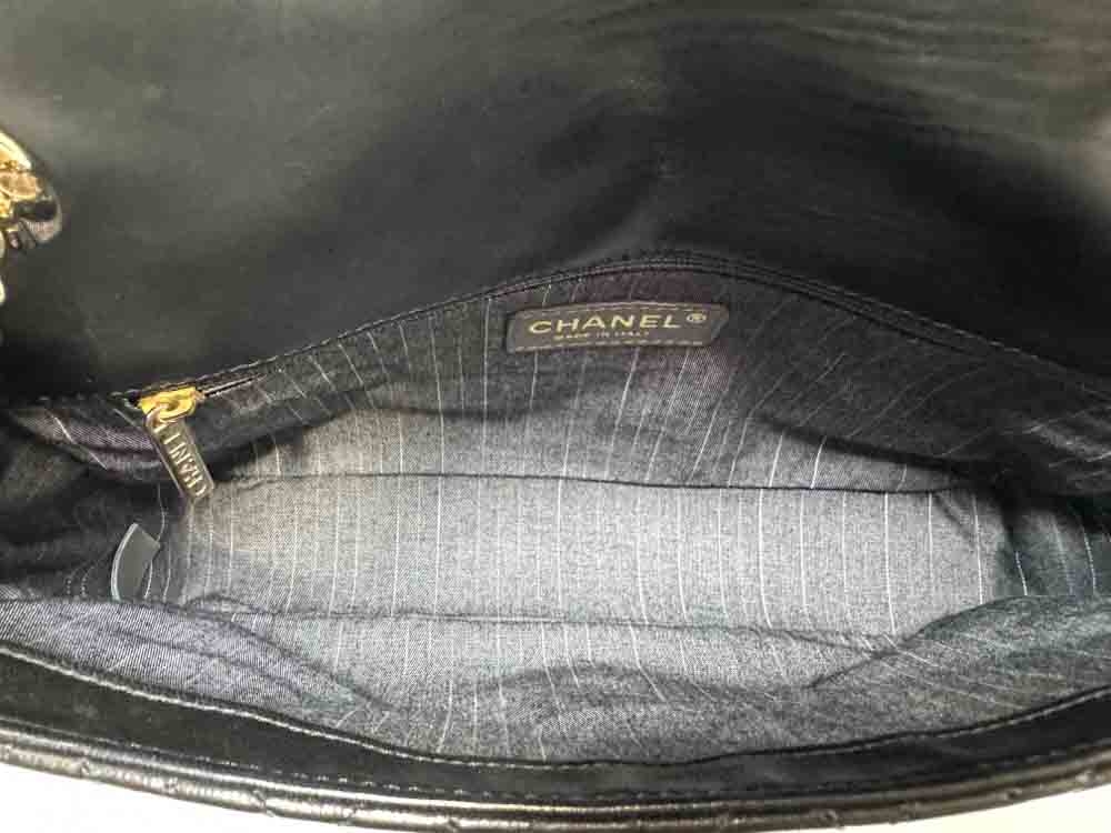 CHANEL-FLAPBAG-MEDIUM-BLACK-LAMBSKIN-IMG_2759.jpg