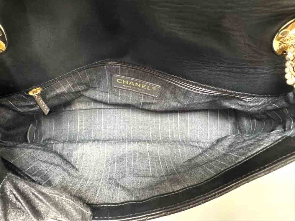 CHANEL-FLAPBAG-MEDIUM-BLACK-LAMBSKIN-IMG_2760.jpg