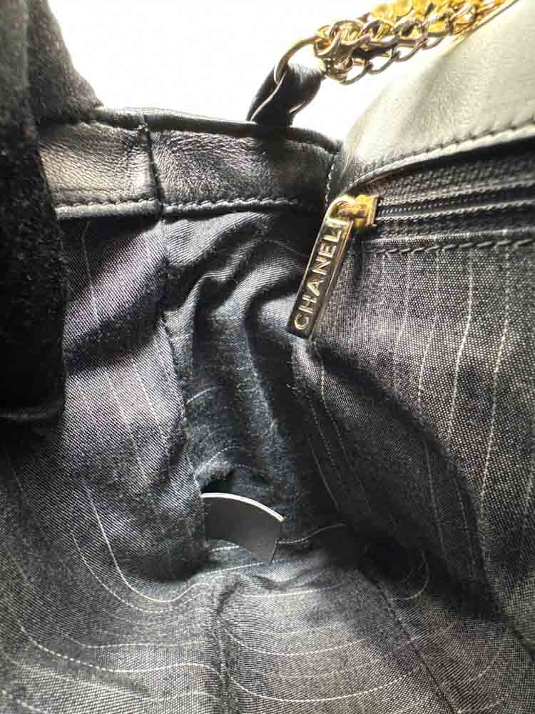 CHANEL-FLAPBAG-MEDIUM-BLACK-LAMBSKIN-IMG_2763.jpg