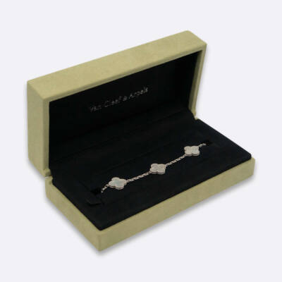 VAN CLEEF AND ARPELS VINTAGE ALHAMBRA BRACELET, 5 MOTIFS WHITE MOTHER OF PEARL