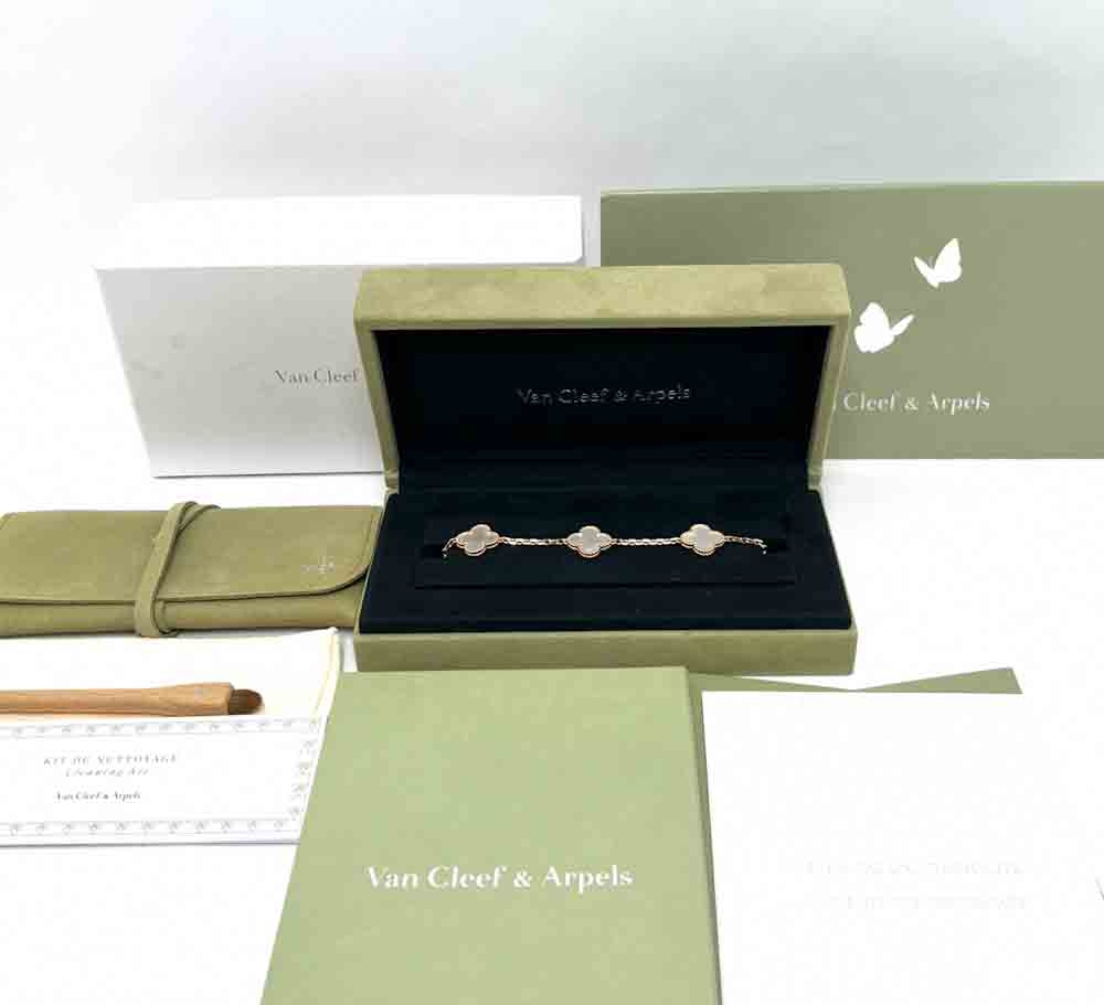 VANCLEEFANDARPELS-VINTAGEALHAMBRABRACELET-WHITE-MOTHEROFPEARL-IMG_2133.jpg