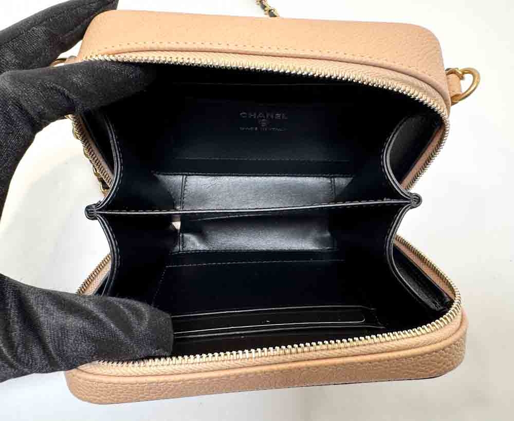 CHANEL-FILIGREEVANITY-SMALL-BEIGE-CAVIAR-IMG_2117.jpg
