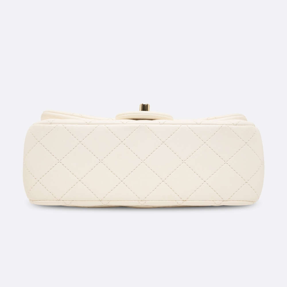 CHANEL-FLAPBAGPEARLCRUSH-MINI-WHITE-LAMBSKIN-8428 base.jpg