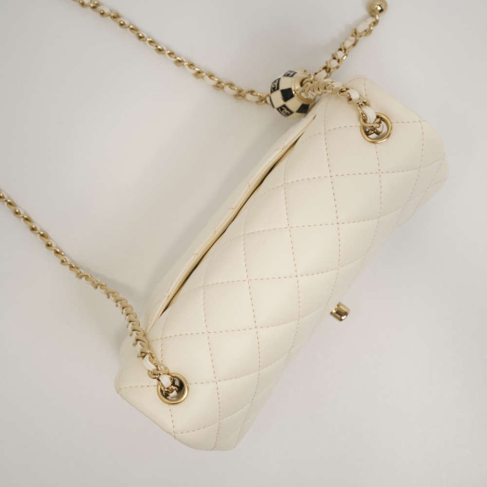 CHANEL-FLAPBAGPEARLCRUSH-MINI-WHITE-LAMBSKIN-8428 topdown.jpg