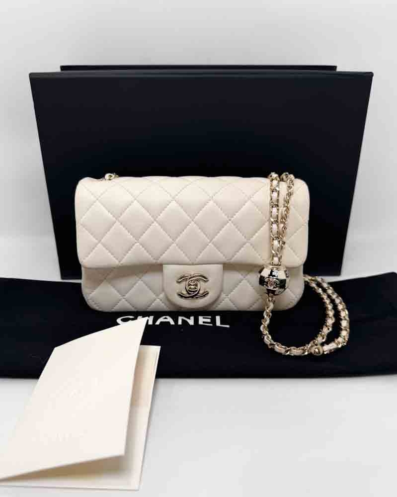 CHANEL-FLAPBAGPEARLCRUSH-MINI-WHITE-LAMBSKIN-IMG_6896.jpg