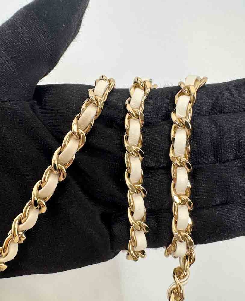 CHANEL-FLAPBAGPEARLCRUSH-MINI-WHITE-LAMBSKIN-IMG_6910.jpg
