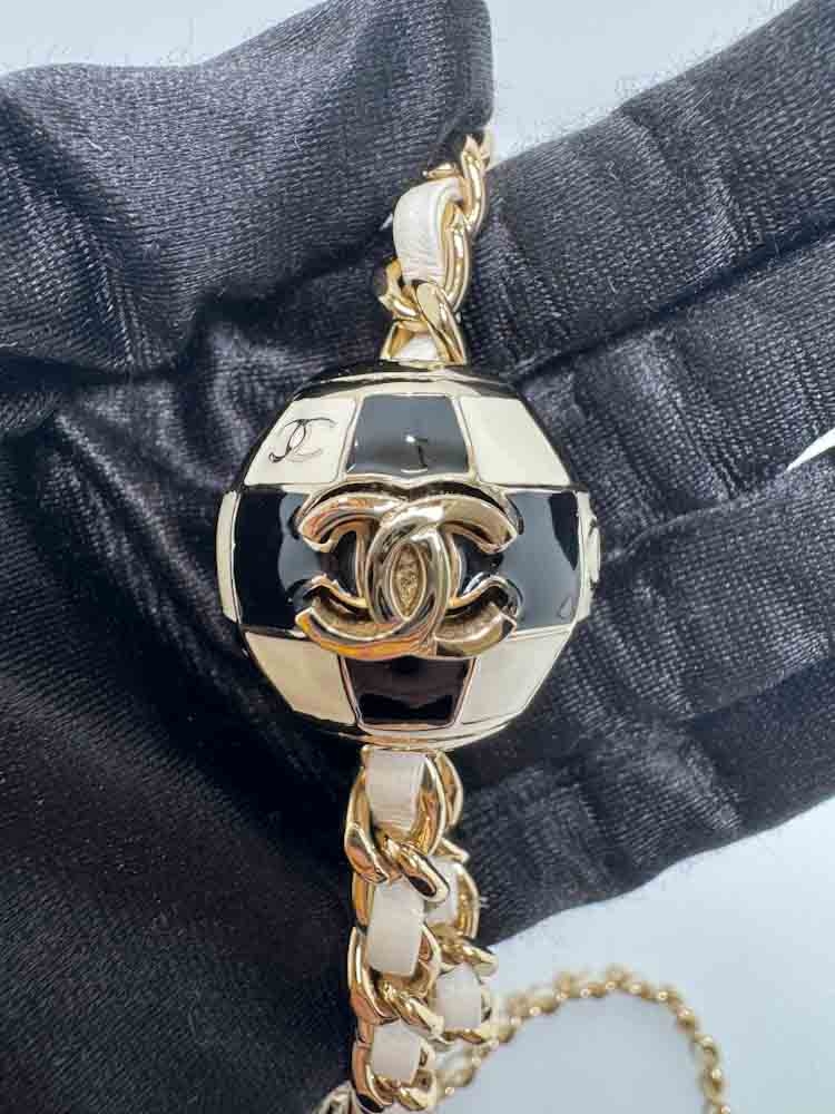 CHANEL-FLAPBAGPEARLCRUSH-MINI-WHITE-LAMBSKIN-IMG_6911.jpg
