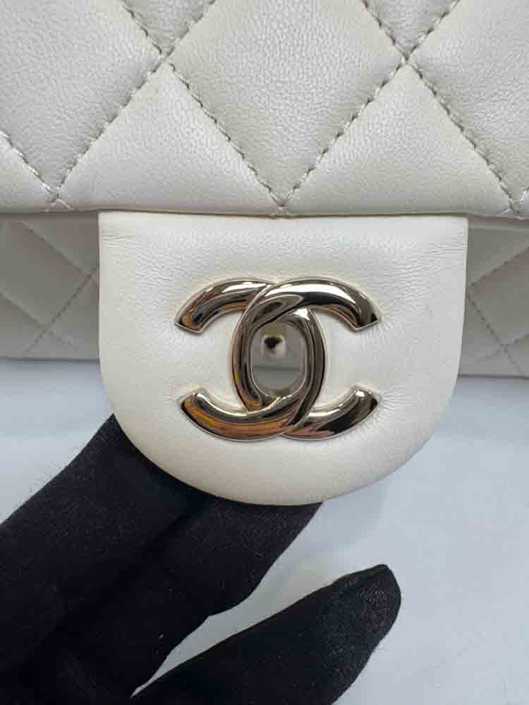 CHANEL-FLAPBAGPEARLCRUSH-MINI-WHITE-LAMBSKIN-IMG_6915.jpg