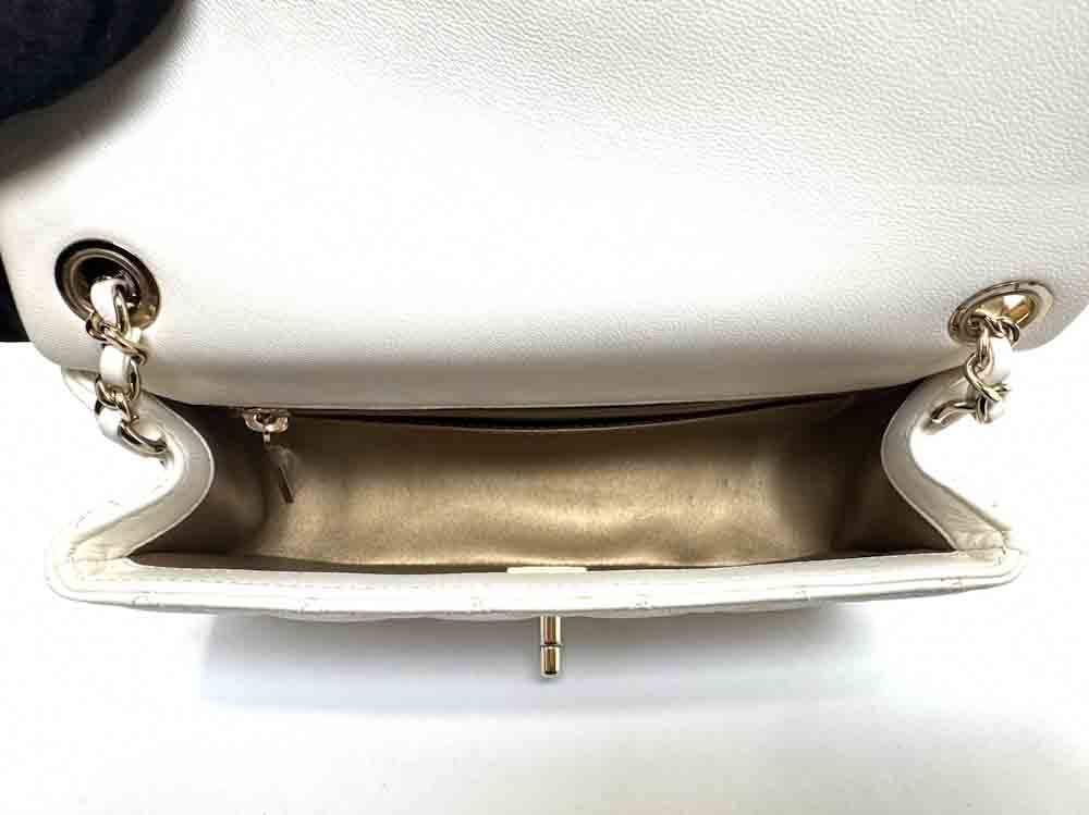 CHANEL-FLAPBAGPEARLCRUSH-MINI-WHITE-LAMBSKIN-IMG_6927.jpg