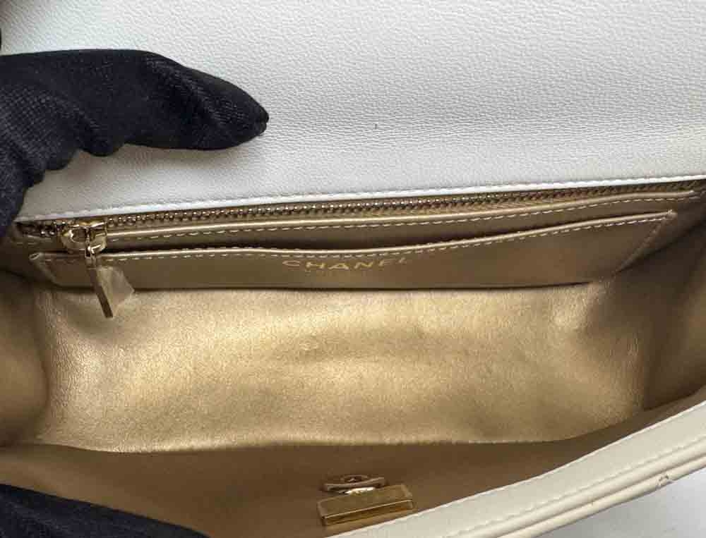 CHANEL-FLAPBAGPEARLCRUSH-MINI-WHITE-LAMBSKIN-IMG_6938.jpg
