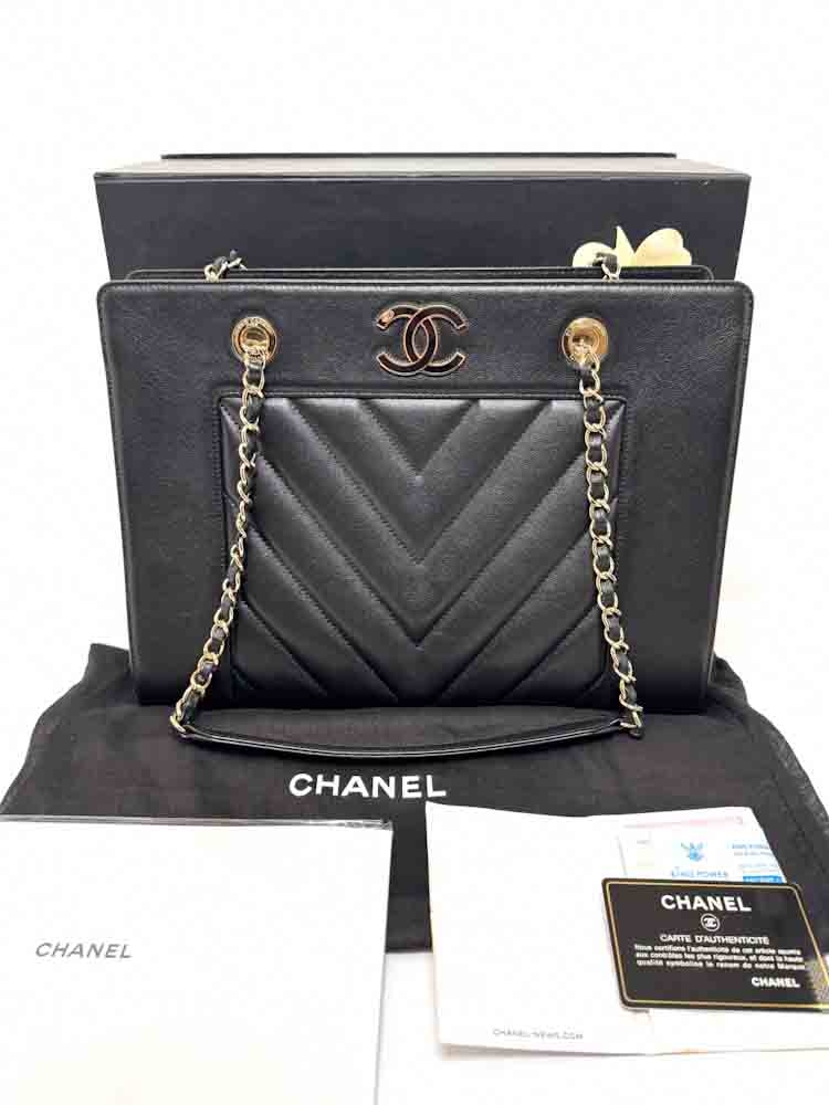 CHANEL-MADEMOISELLEBAG-MEDIUM-BLACK-CALF-IMG_0641.jpg