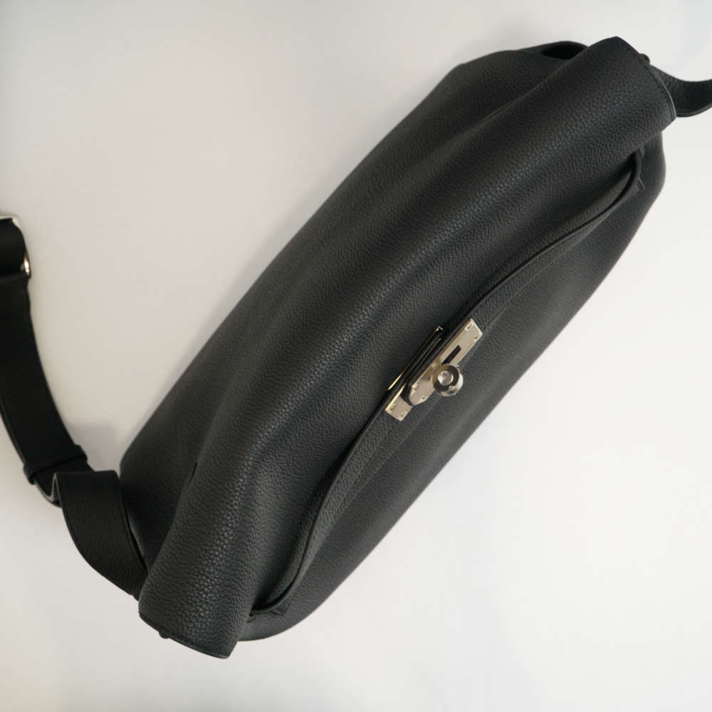 HERMES-KELLYMESSENGER-GM-BLACK-TOGO-8441 topdown.jpg